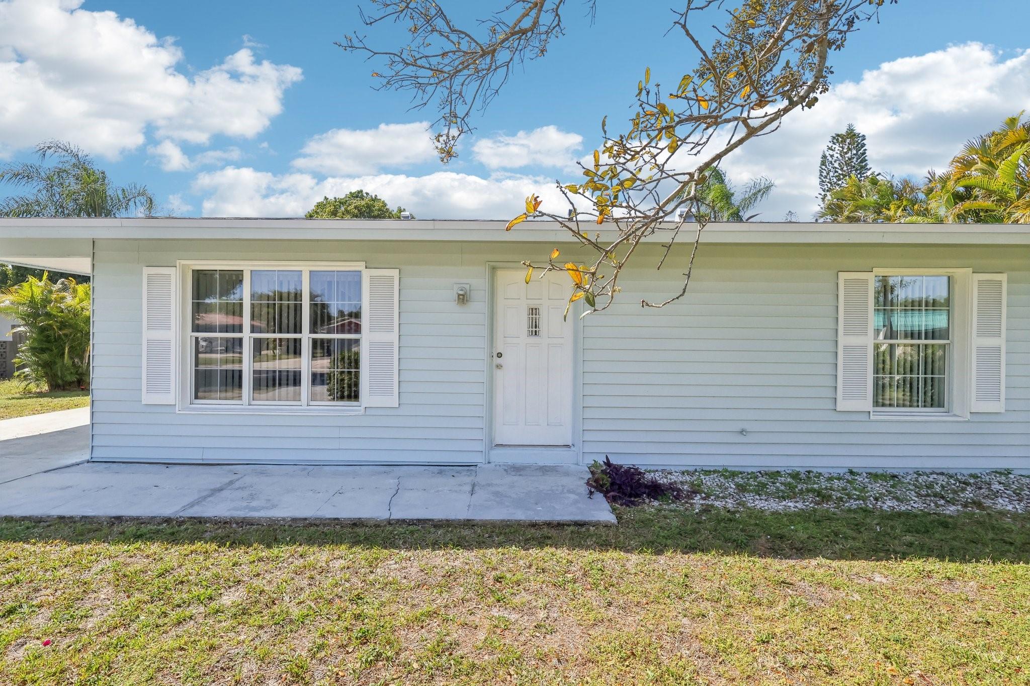 252 NE Floresta Dr