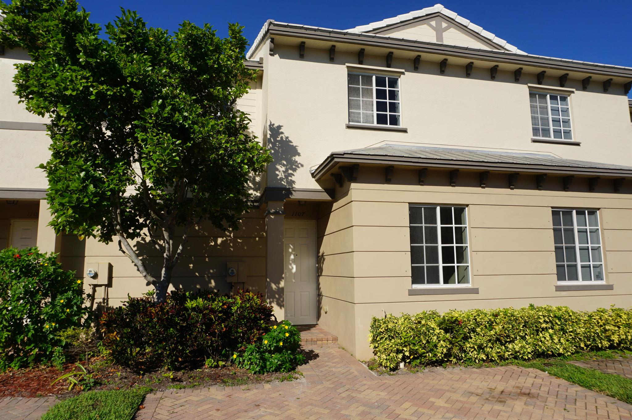 TOWNHOME 3BR/ 3 BATH...NEW LUXURY VINYL FLOORING IN LIVING AREA AND DOWNSTAIRS BEDROOM...OPEN FLOOR PLAN...1 BEDROOM DOWNSATIRS WITH FULL BATH...2 UPSTAIRS BEDROOM WITH FULL BATHS...LARGE MASTER BEDROOM WITH LARGE WALK-IN CLOSET... INCLUDES ALL APPLIANCES & WASHER/ DRYER... MARSH HARBOUR IS A 24HR GUARD GATED COMMUNITY W/ POOL, JACUZZI, EXERCISE ROOM, TENNIS AND CLUBHOUSE...