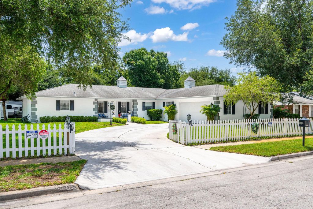 Photo of 2102 S 26th Street, Fort Pierce, FL 34947 (MLS # R11104207)