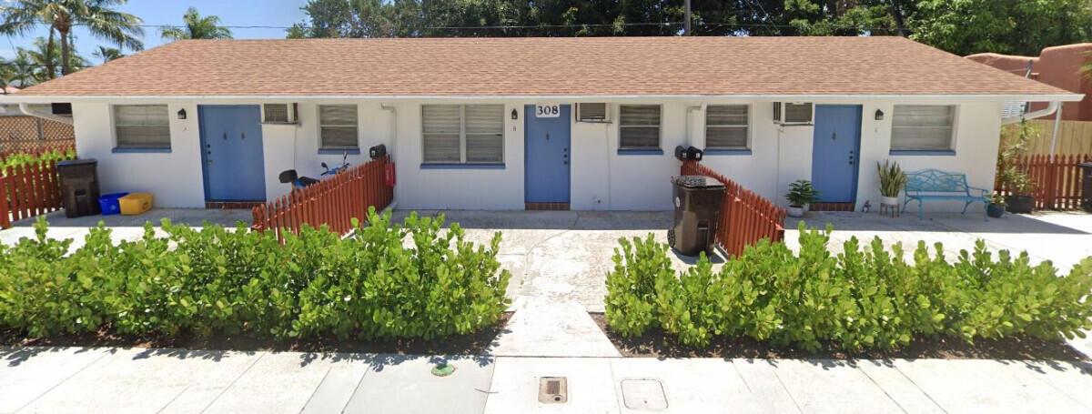 Welcome to this charming 1/1 located in the vibrant city of West Palm Beach. This unit offers the ideal blend of comfortable residential living and convenient access to numerous attractions. Whether you're headed to Palm Beach Island, downtown, shopping, dining, or entertainment, you'll find that everything is just a short distance away.This unit is the perfect choice for those seeking the downtown luxury lifestyle without the high price tag. When you return home, you'll enjoy the tranquility of a quiet residence surrounded by great neighbors in a friendly environment.Professional maintenance services are readily available, ensuring that your living experience is worry-free and comfortable.