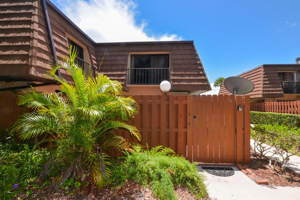 Photo of 1402 Nebraska Avenue #7c, Fort Pierce, FL 34950 (MLS # R10797919)