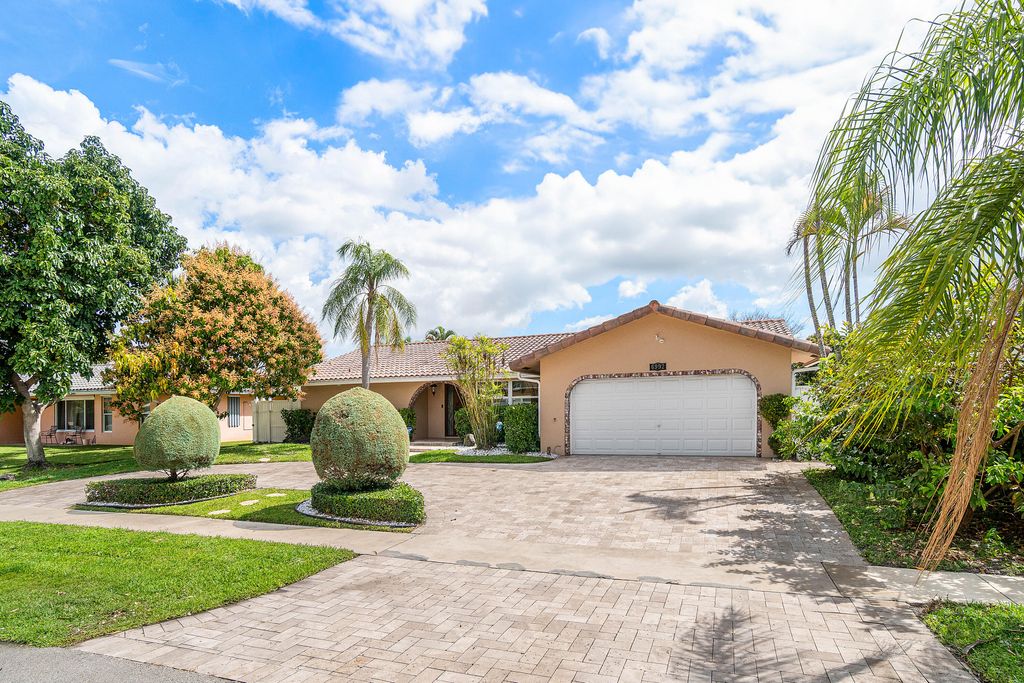 Photo of 6992 W Calle Del Paz W, Boca Raton, FL 33433 (MLS # B26000408)