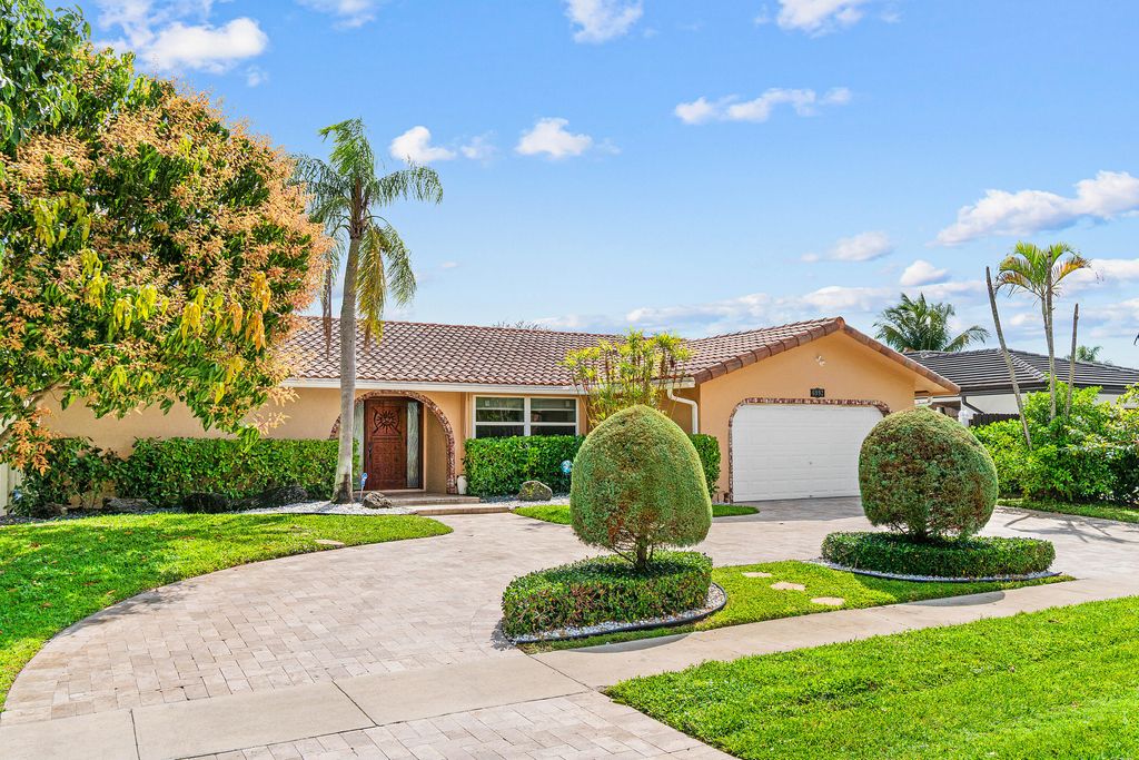 Photo of 6992 W Calle Del Paz W, Boca Raton, FL 33433 (MLS # B26000408)