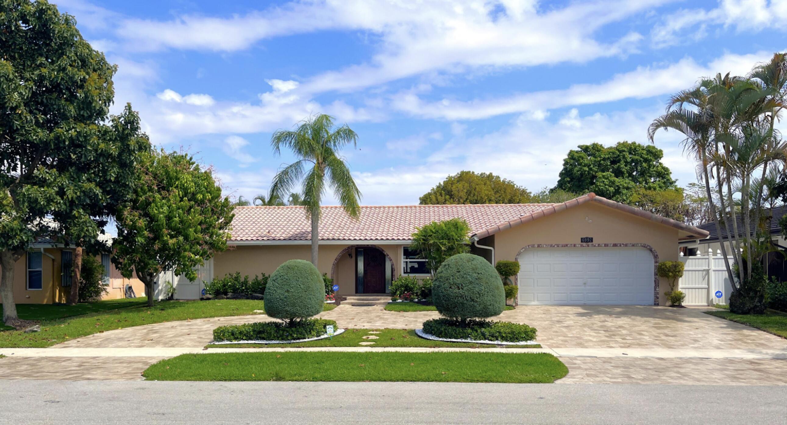 6992 W Calle Del Paz W