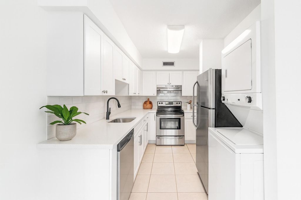 Photo of 13924 Via Flora #D, Delray Beach, FL 33484 (MLS # R11135585)