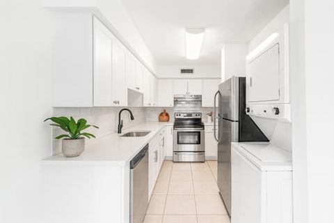 Photo of 13924 Via Flora #D, Delray Beach, FL 33484 (MLS # R11135585) Photo of 13924 Via Flora #D, Delray Beach, FL 33484 (MLS # R11135585)