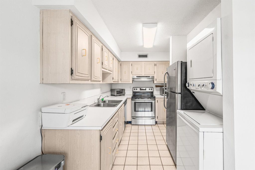 Photo of 13924 Via Flora #D, Delray Beach, FL 33484 (MLS # R11135585)