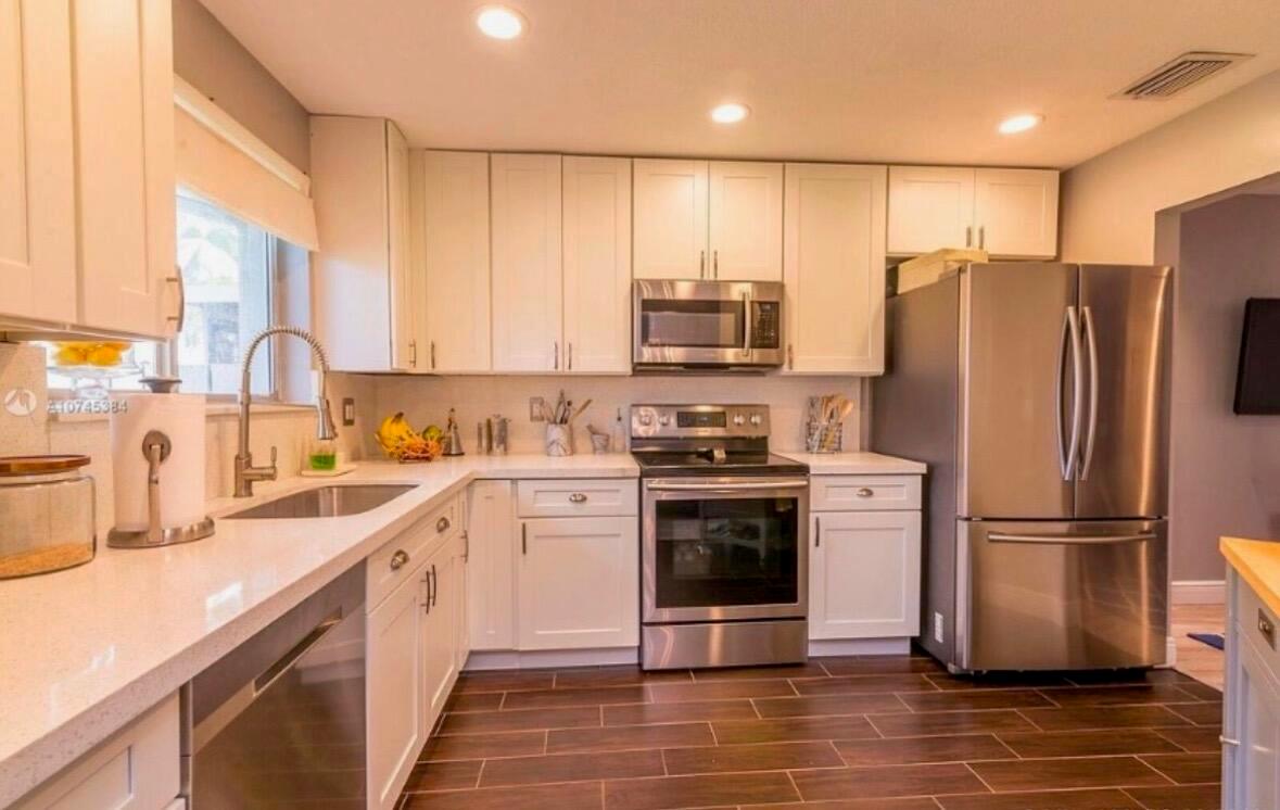 JUST MOVE IN, AVAILABLE 2/1/25! THIS BEAUTIFUL TOWNHOUSE HAS A BRAND NEW ROOF, NEW HURRICANE IMPACT WINDOWS & SLIDING DOORS, FEATURING 2 MASTER BEDROOMS WITH THEIR OWN BATHROOMS, WALK-IN CLOSET, PLUS AN EXTRA 1/2 BATHROOM ON THE MAIN FLOOR. 2ND FLOOR HAS SPACE FOR OFFICE SPACE, ENTRY LEVEL FEATURES SKY LIGHTING, VAULTED CEILING AND RECESSED LIGHTS, THE KITCHEN AND BATHROOM HAVE BEEN UPDATED WITH QUARTZ COUNTER TOPS, NEW TILES, SS APPLIANCE, & WASHER/DRYER. PRIVATE SCREENED PATIO WITH LAKE VIEW AND BEAUTIFUL LANDSCAPING. DISCOVERY POINT IS A FAMILY ORIENTED & PET FRIENDLY COMMUNITY THAT OFFERS, A CLUB HOUSE, COMMUNITY POOL, GYM, TENNIS, PLAYGROUND, RACKET BALL AND STUNNING WATER VIEWS. CLOSE TO SHOPPING, BEACHES, PARKS, HWY 95!