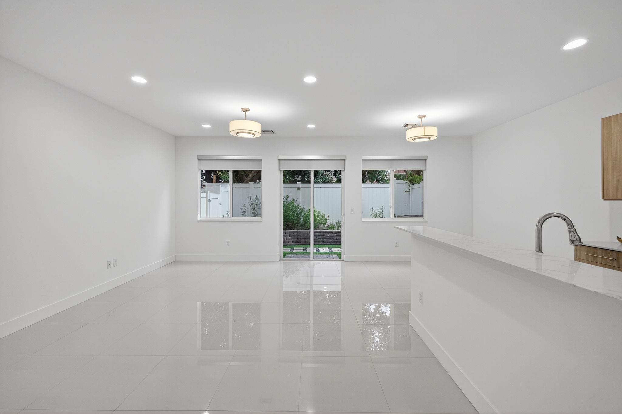 737 SE 1st Ct 737