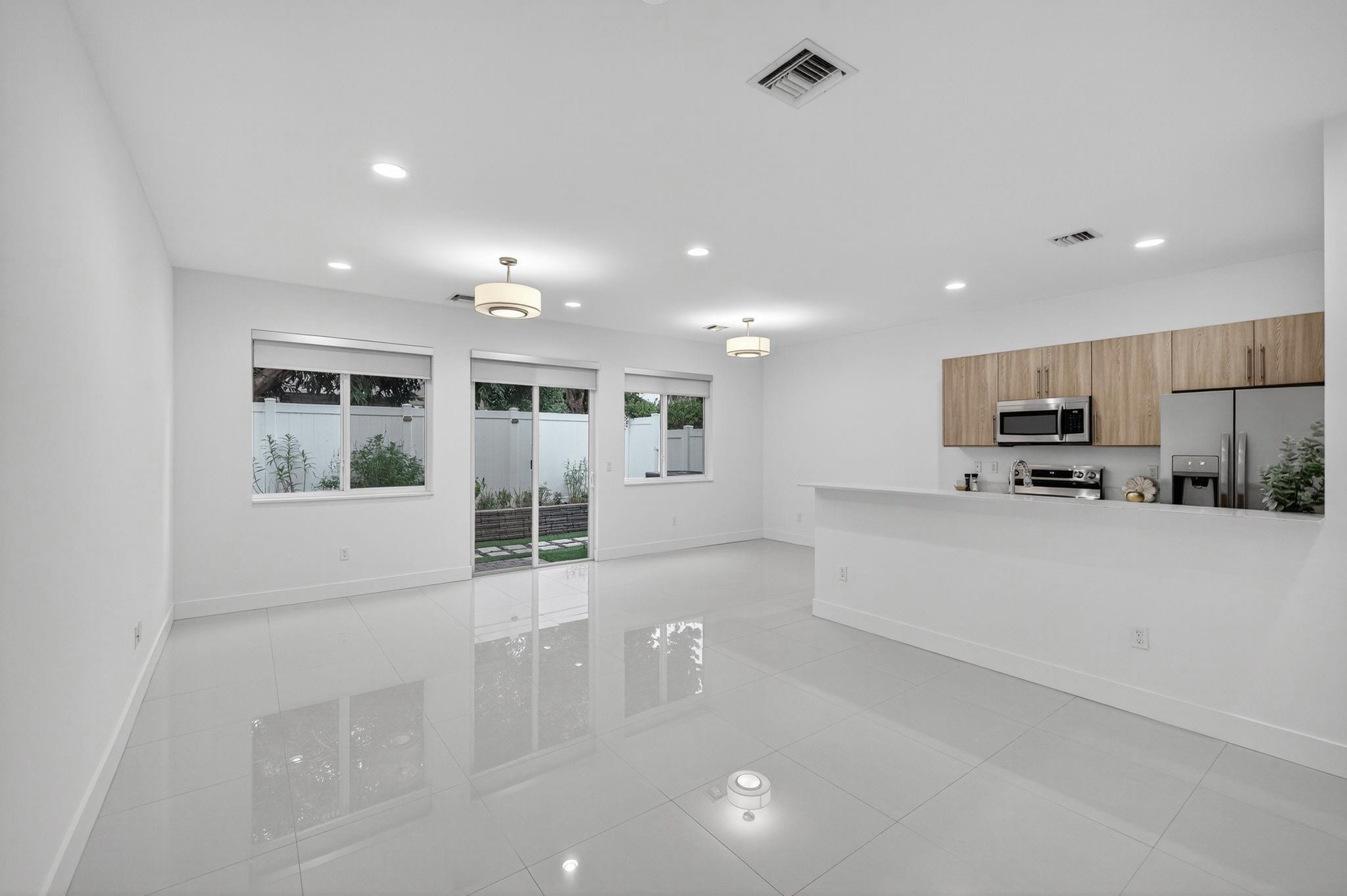 737 SE 1st Ct 737