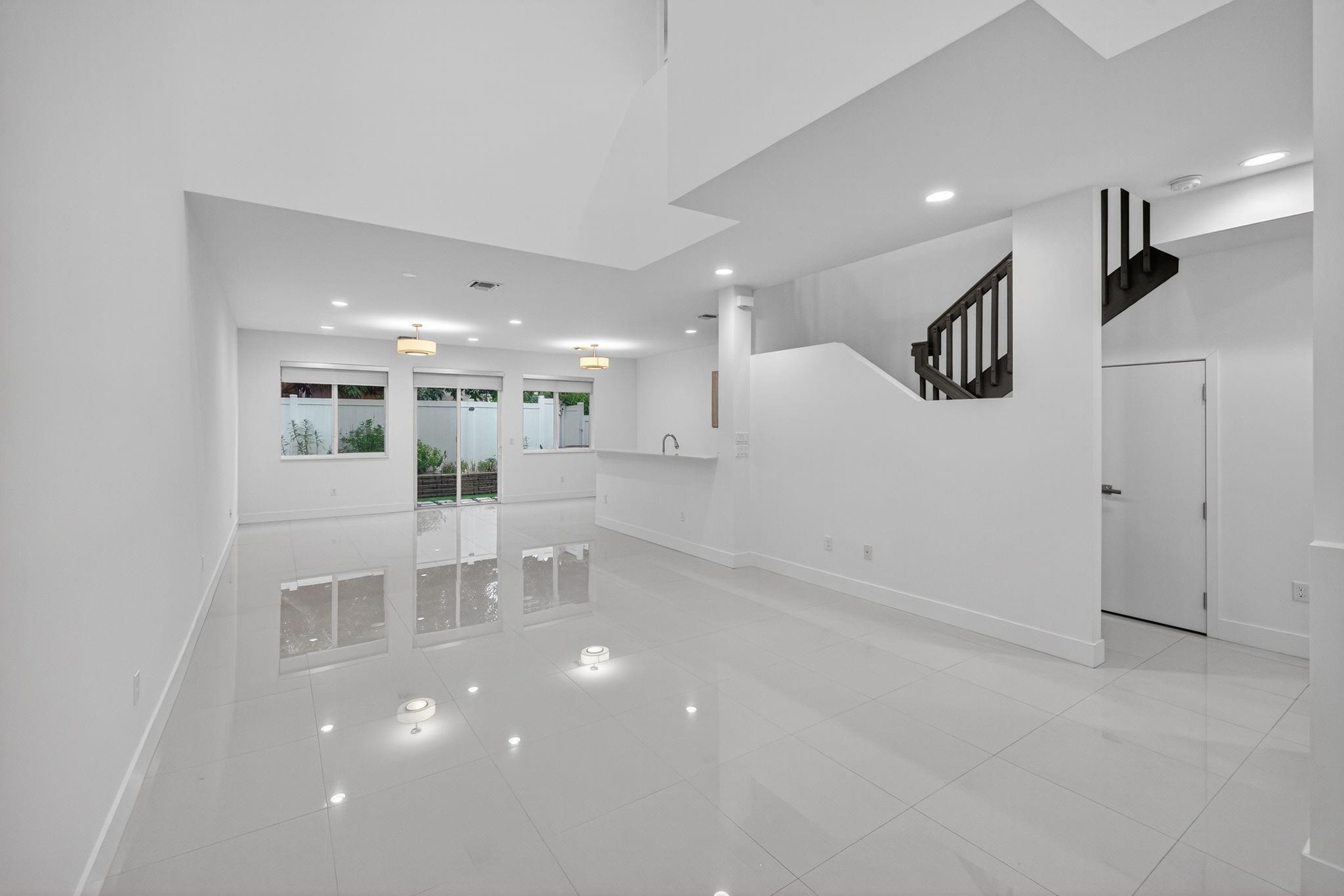 737 SE 1st Ct 737