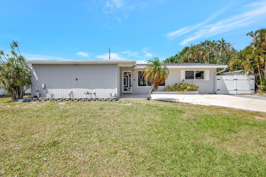 Photo of 4339 Bellewood Street, Palm Beach Gardens, FL 33410 (MLS # R10970397)