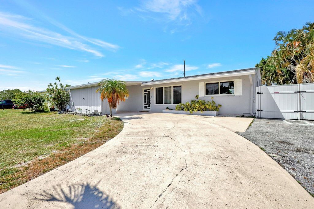 Photo of 4339 Bellewood Street, Palm Beach Gardens, FL 33410 (MLS # R10970397)