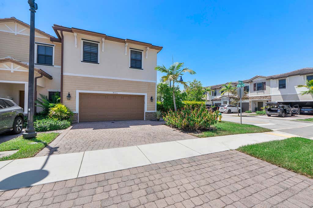 Photo of 4721 Santa Cruz Way, Davie, FL 33314 (MLS # B26064905)