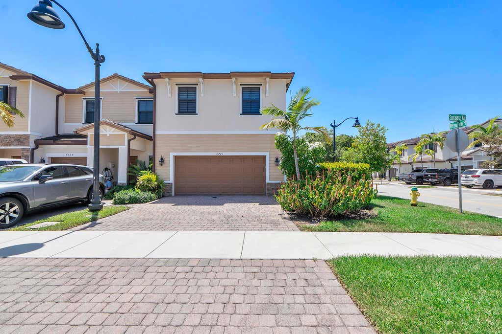 Photo of 4721 Santa Cruz Way, Davie, FL 33314 (MLS # B26064905)