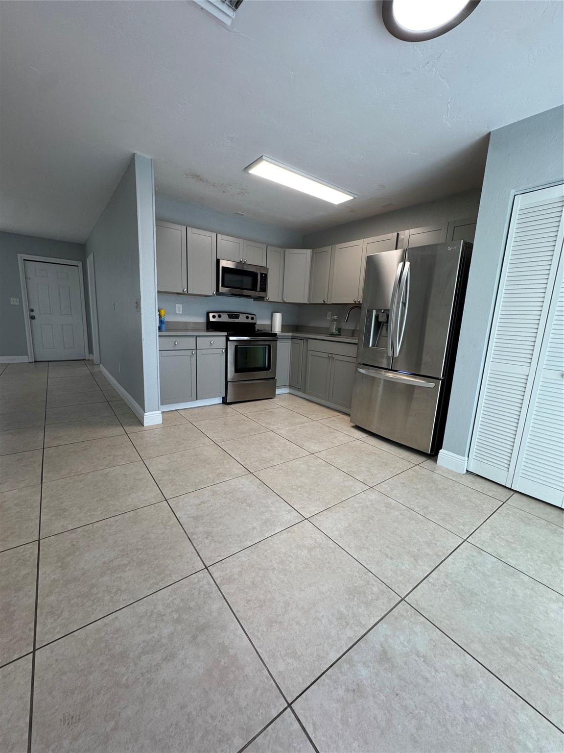 3 Bedrooms | 2 Bathrooms | Driveway Parking Spacious and well-located single-family home in the heart of Miami Gardens! This beautiful property offers a comfortable layout, a bright living area, and a functional kitchen;perfect for families or roommates. Enjoy a large yard for outdoor activities and easy access to schools, shopping, and major highways. Washer/Dryer Hookups. Ready to Move In! Nearby: Hard Rock Stadium Shopping Centers ,Restaurants Public Transit Access Parks and Recreational Areas