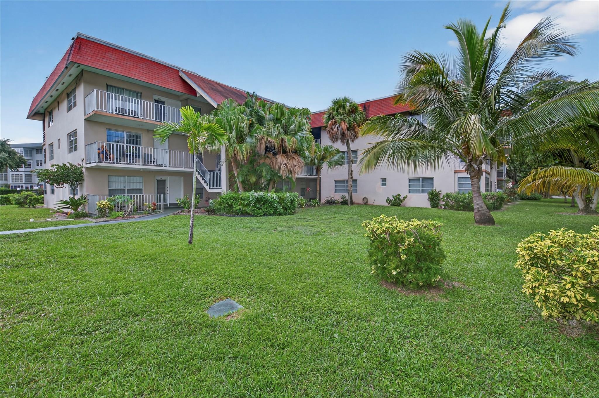 LAUDERDALE OAKS CONDO - Residential