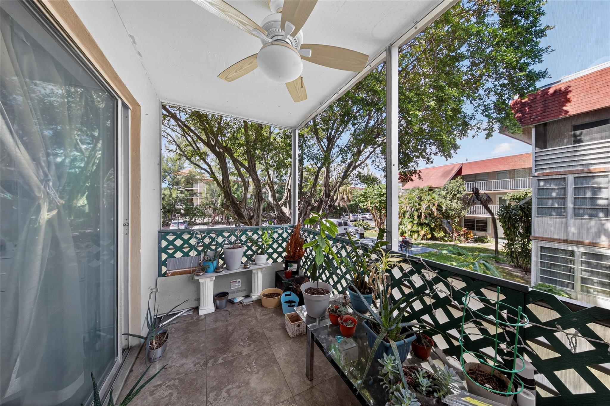 LAUDERDALE OAKS CONDO - Residential