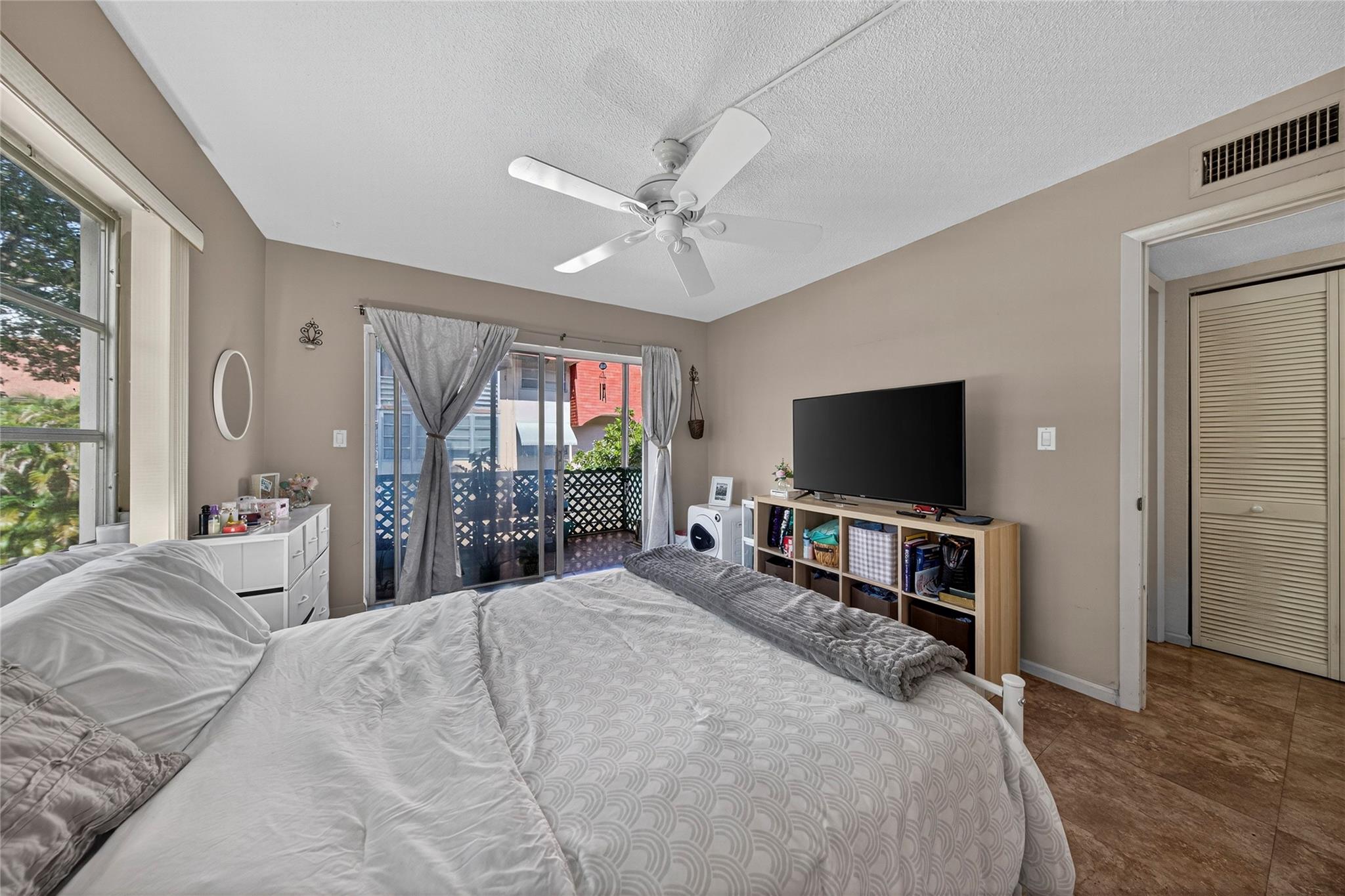 LAUDERDALE OAKS CONDO - Residential