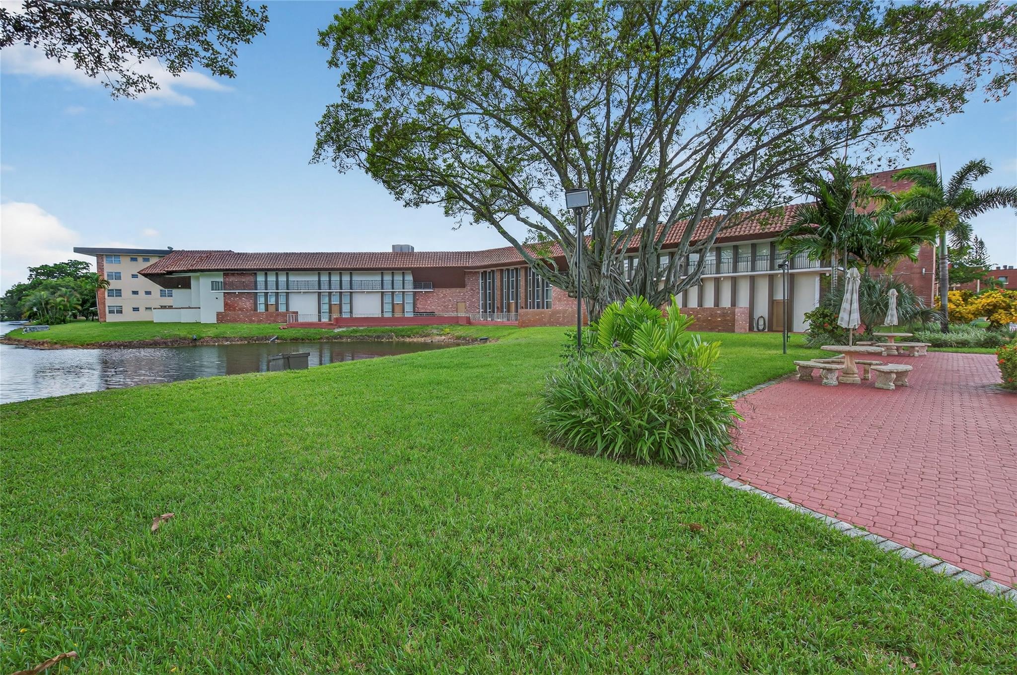 LAUDERDALE OAKS CONDO - Residential