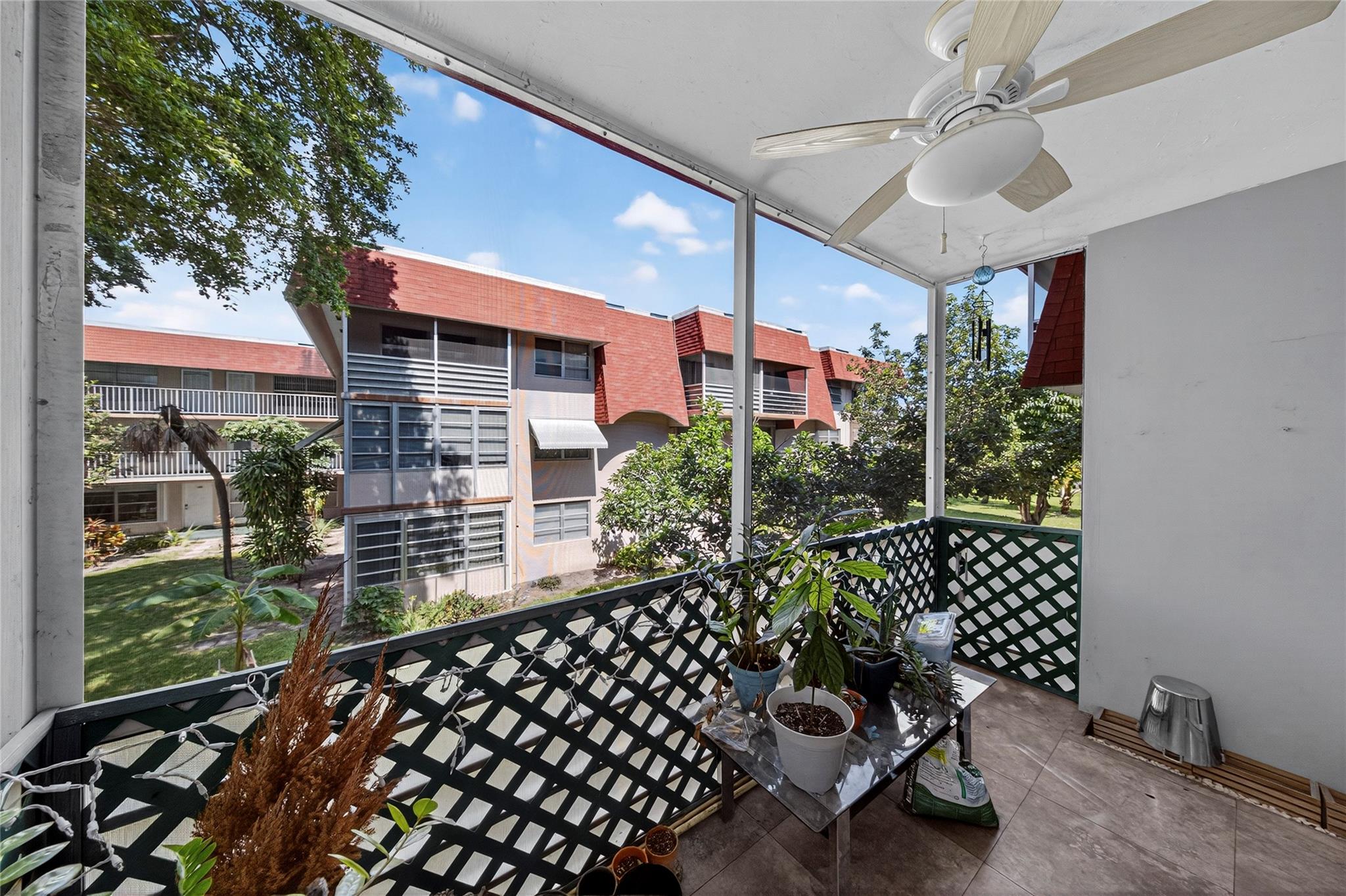 LAUDERDALE OAKS CONDO - Residential