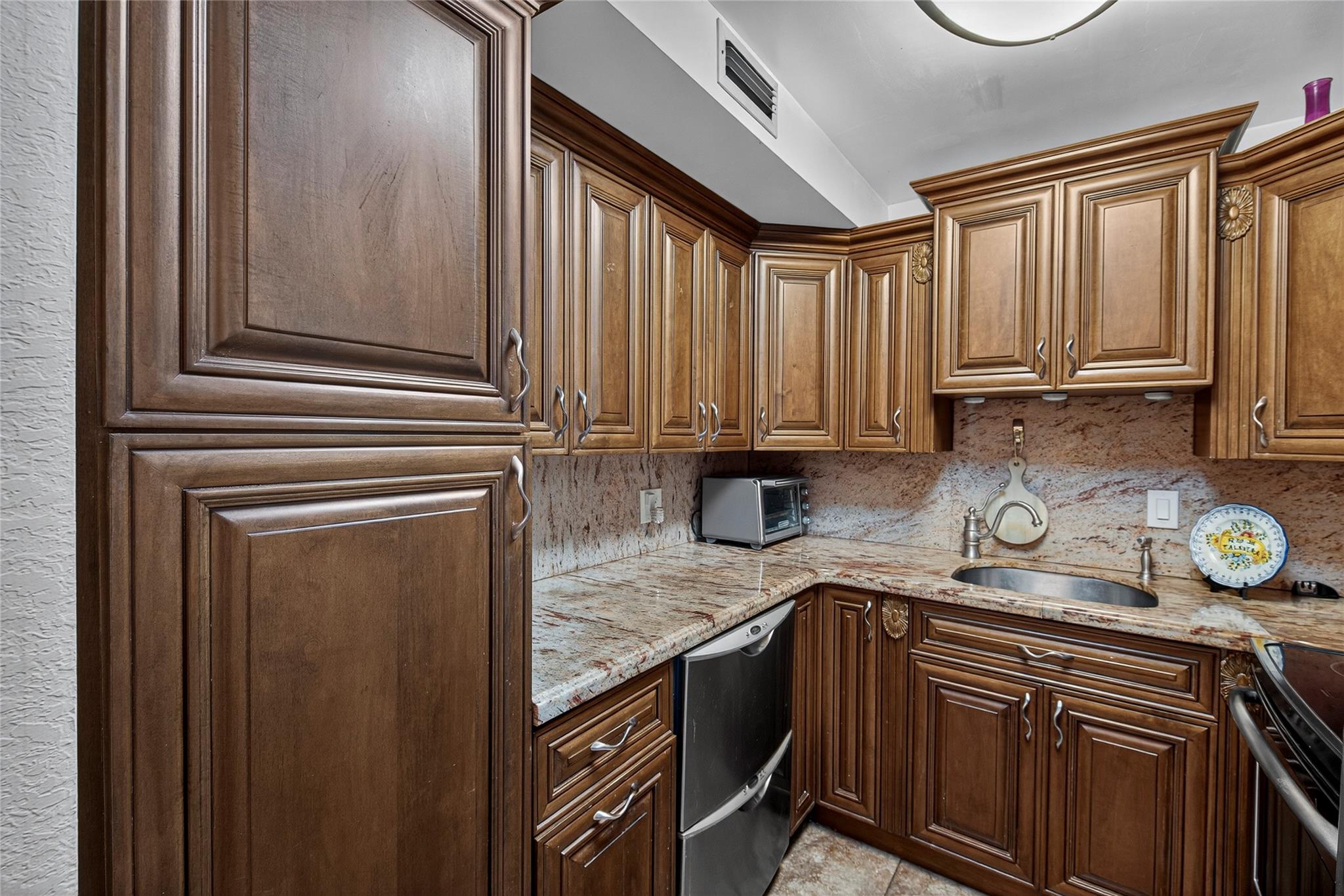 LAUDERDALE OAKS CONDO - Residential