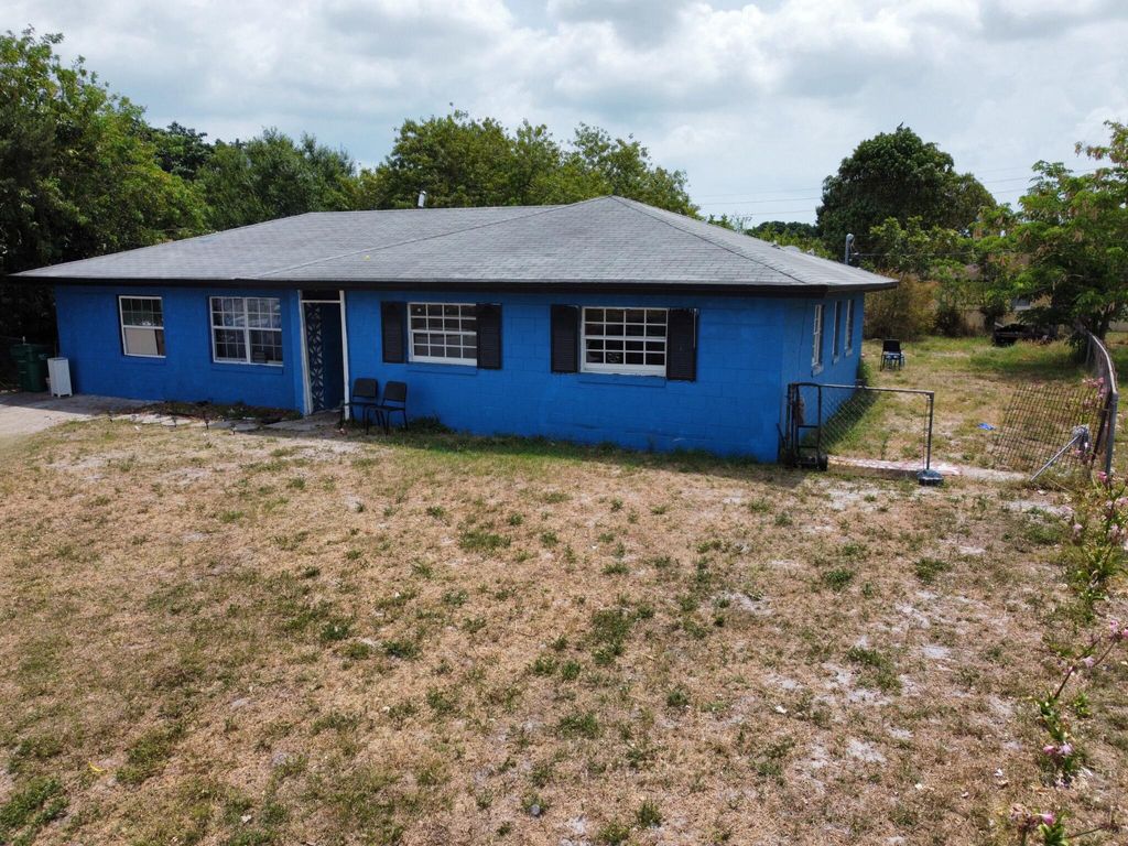 Photo of 206 Essex Drive, Fort Pierce, FL 34946 (MLS # R10987393)