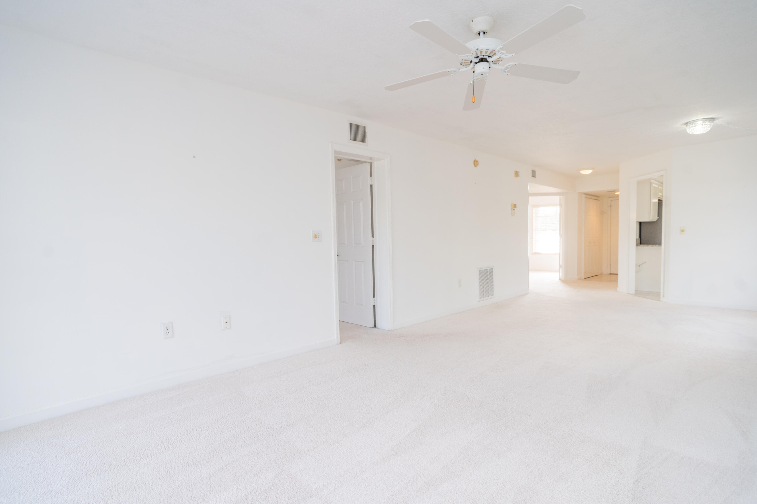 GRAND ROYALE CONDO (THE) - Residential