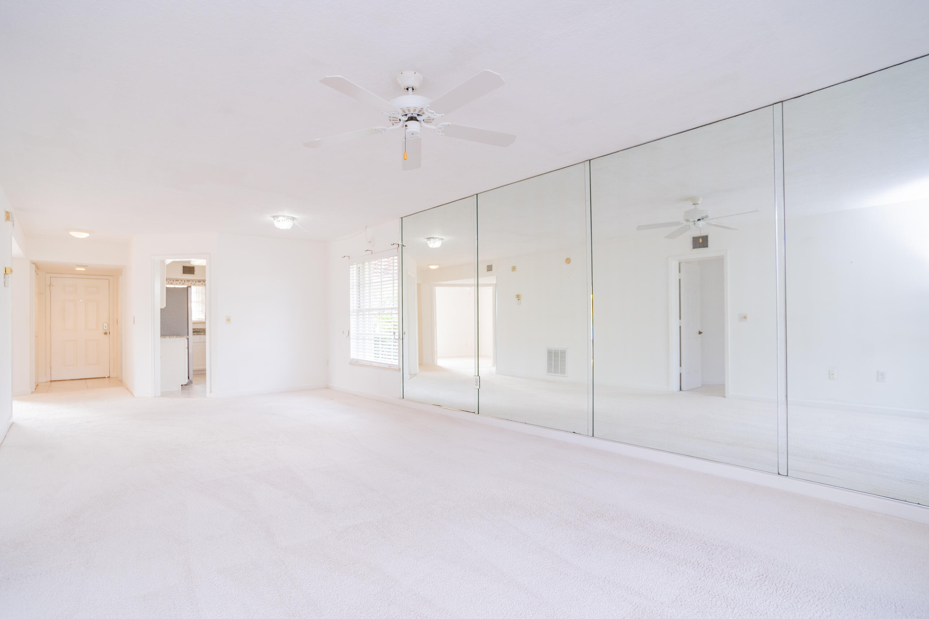 GRAND ROYALE CONDO (THE) - Residential