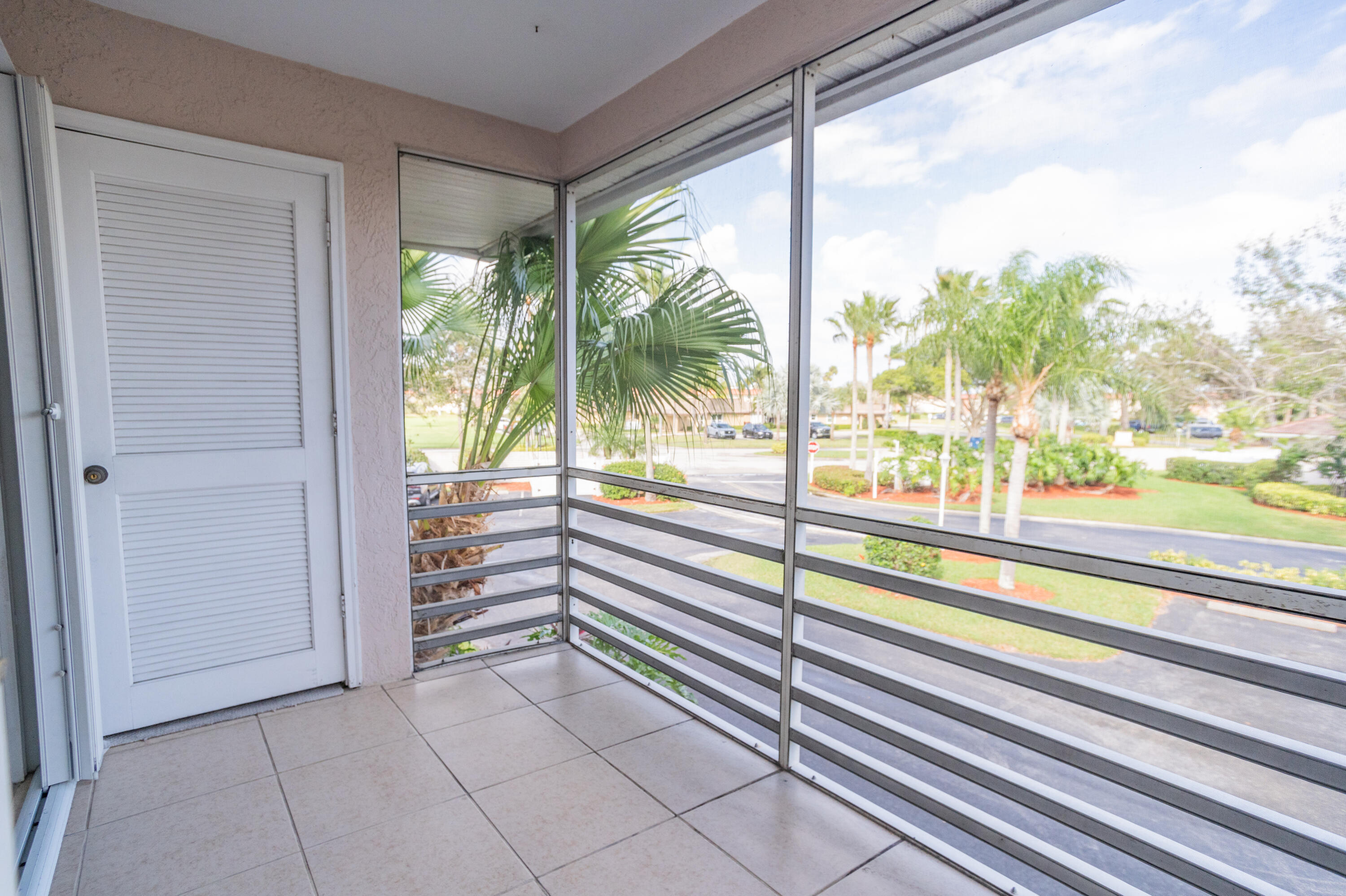 GRAND ROYALE CONDO (THE) - Residential