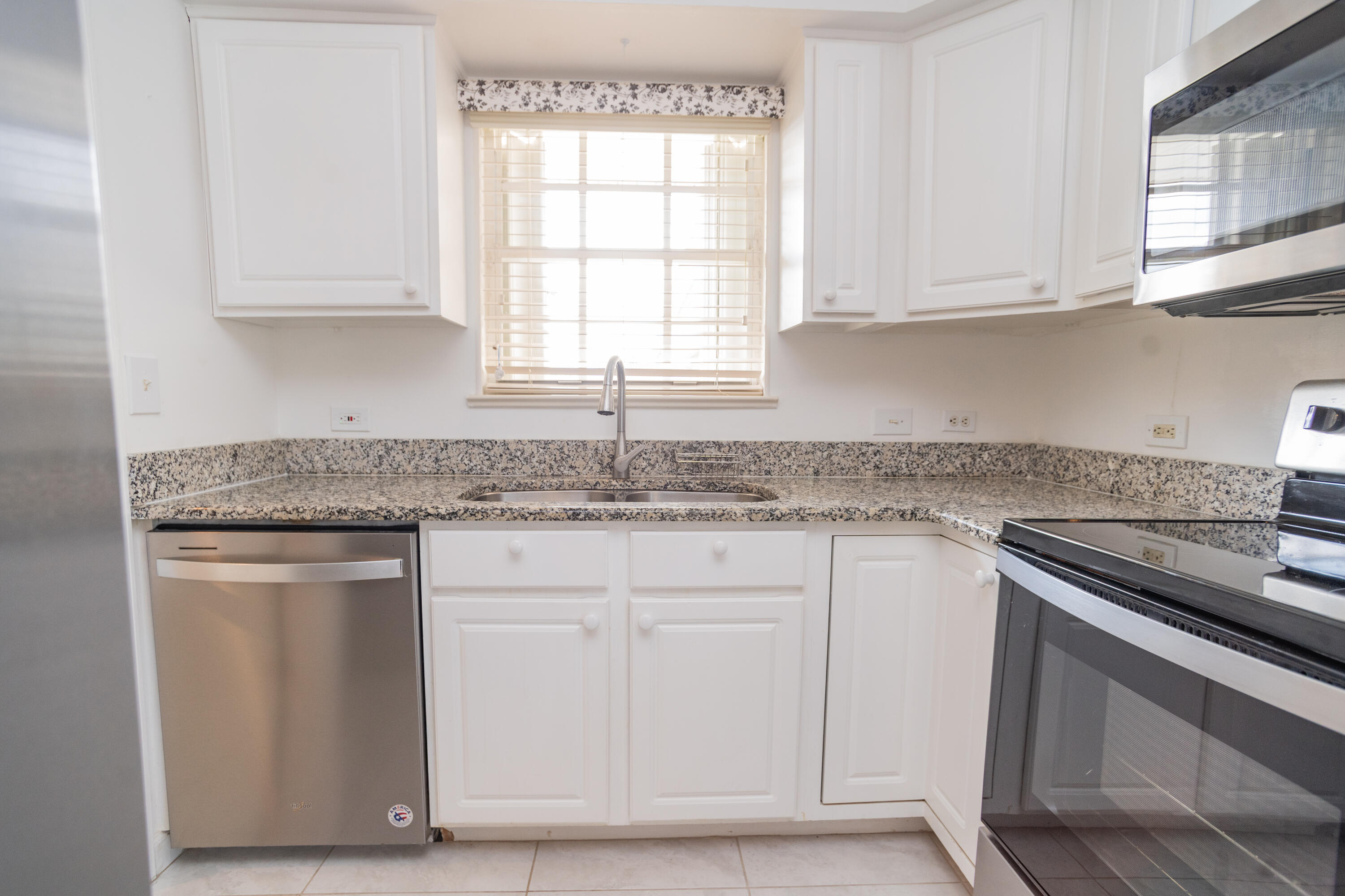 GRAND ROYALE CONDO (THE) - Residential