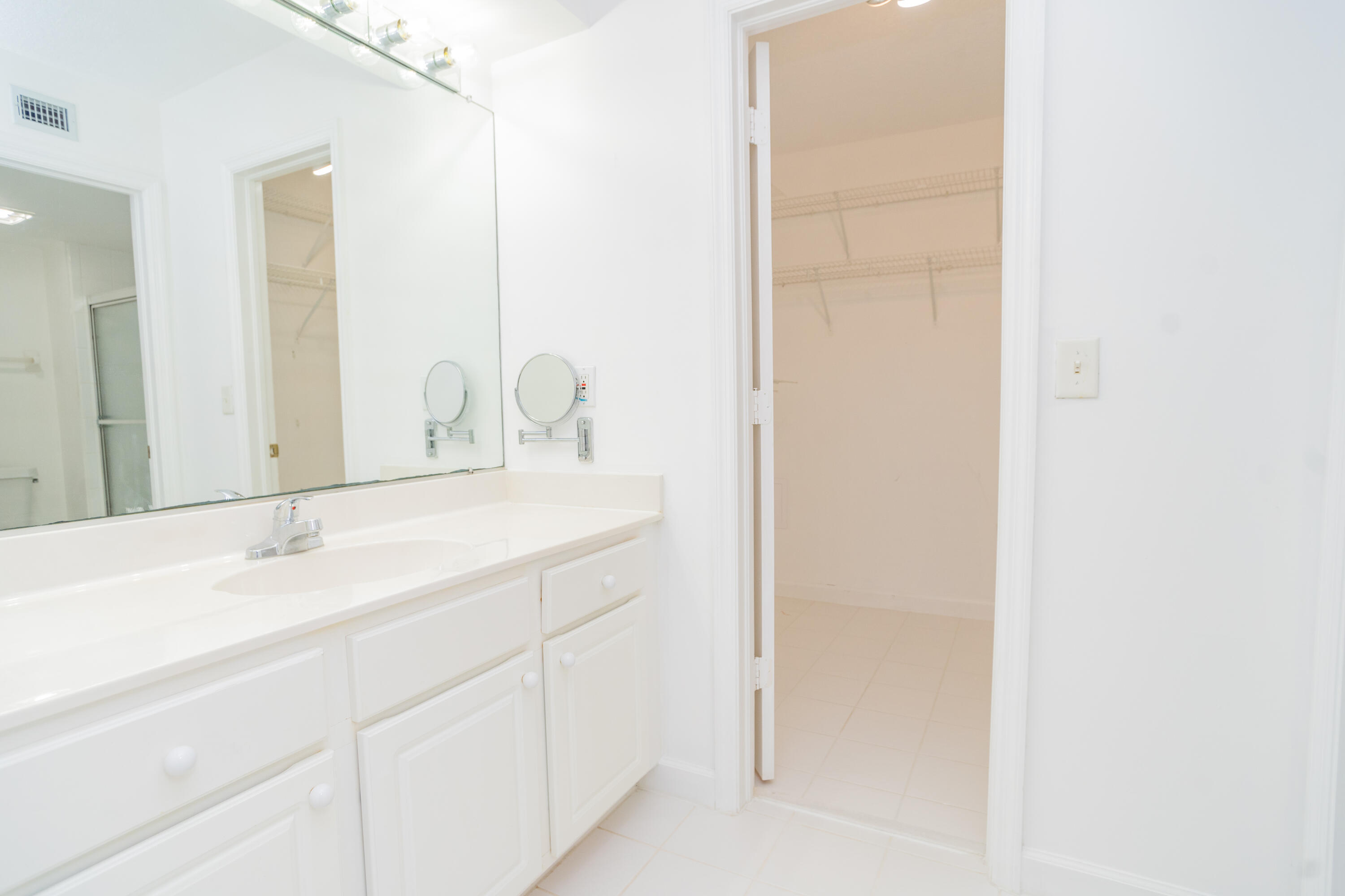 GRAND ROYALE CONDO (THE) - Residential
