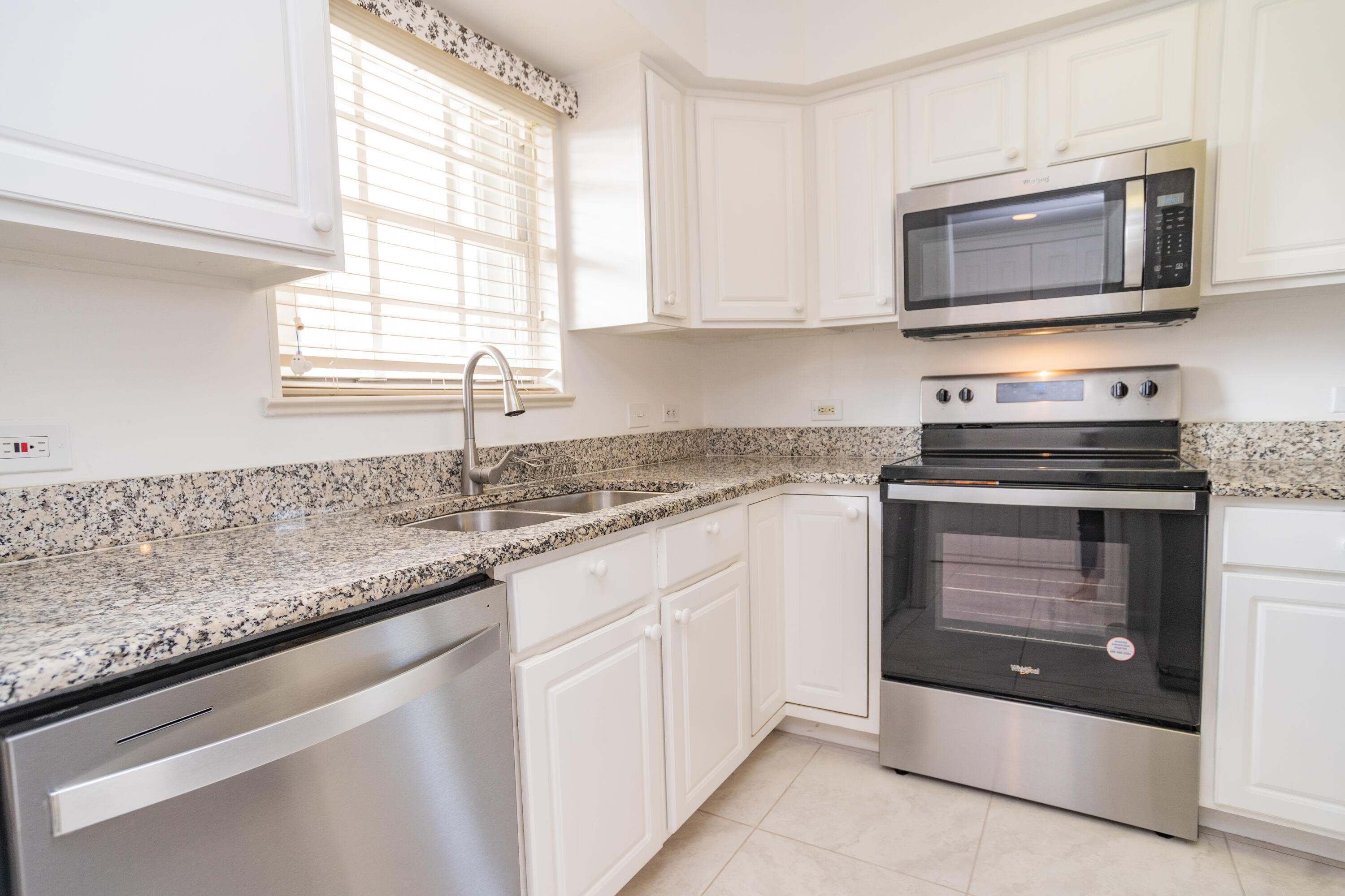 GRAND ROYALE CONDO (THE) - Residential