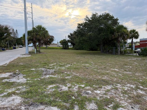 Photo of 408 Avenue E, Fort Pierce, FL 34950 (MLS # B26048185)