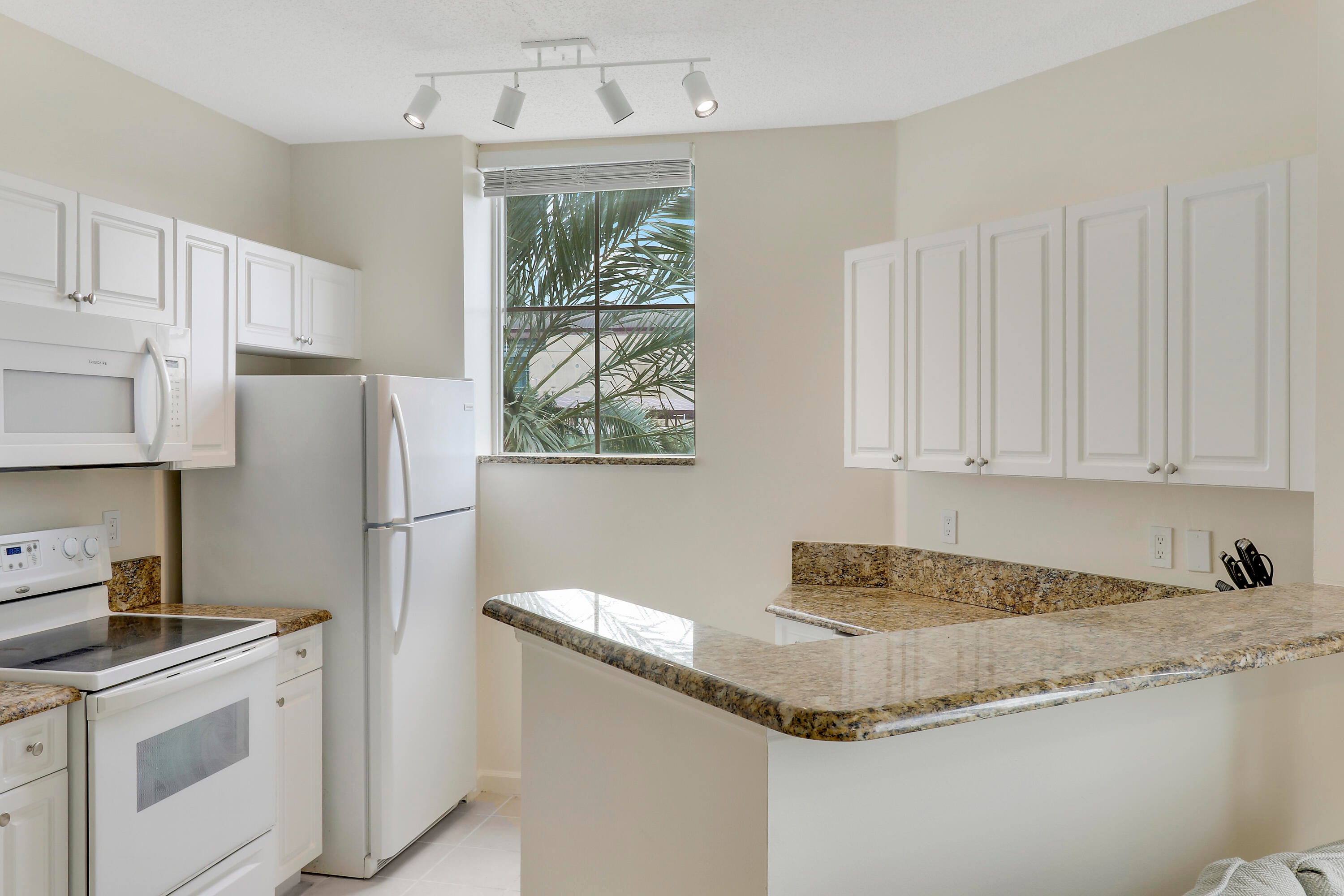 630 S Sapodilla Avenue S 411