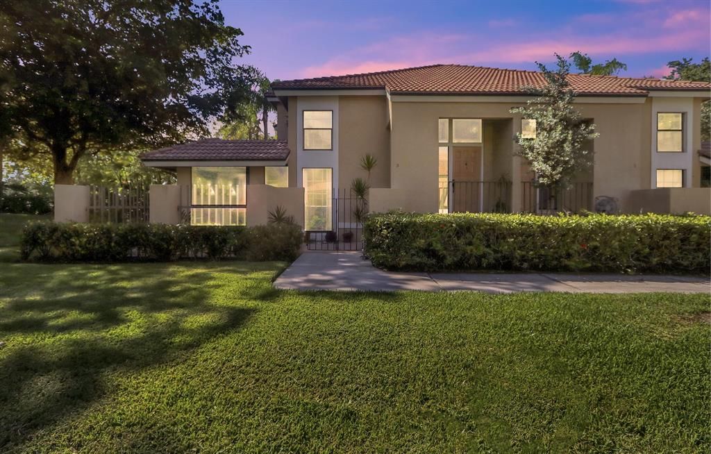 Photo of 579 Prestwick Circle Cir #3, Palm Beach Gardens, FL 33418 (MLS # R10818083)