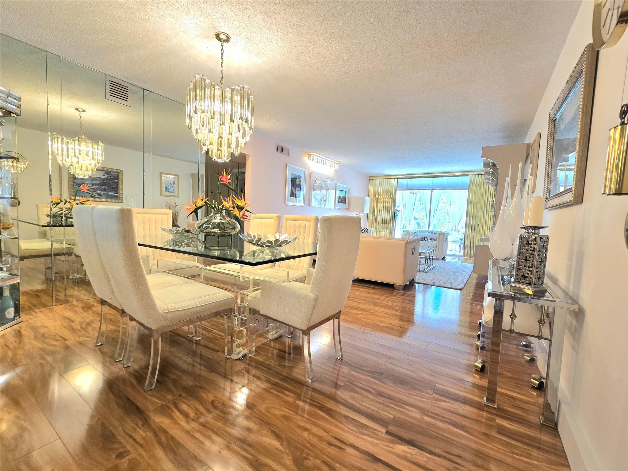 Beautiful apartment with a wonderful view of the pool and garden from the enclosed terrace. Renovated and impeccably decorated, it has two bedrooms and two bathrooms and is equipped with everything you need for a relaxing and pleasant stay. You can enjoy a wide range of activities in one of the best 55+ communities in Florida: Wynmoor. The property offers a golf course, pickleball, tennis courts, a theater, a gym, 30 clubs, ceramics, glazing, carpentry, etc. Additionally, parties, live music, and social events are organized to make your stay an unforgettable experience. (4,5) months rental $3,500 (6) months $ 3,200. Wynmoor is a gated community with 24 hour security patrol. Come and enjoy the tropical paradise Wynmoor to meet and make new friends!