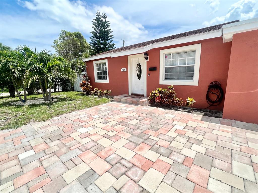 Beautiful Main house 3/1, with an efficiency of 1/1, outdoor bar area with an outside kitchen for entertainment on the weekends, laundry room with storage and workshop. Private fully fenced compound. The property has great potential for use as a full or partial AirBnb/Efficiency that can be rented for extra income. 10 minutes to PBI Airport , 8 Minutes to downtown. Call now to discuss.
