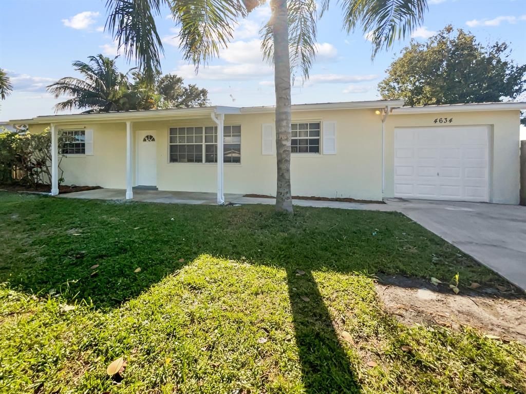 Photo of 4634 SE Dryfus Avenue, Stuart, FL 34997 (MLS # R10841205)