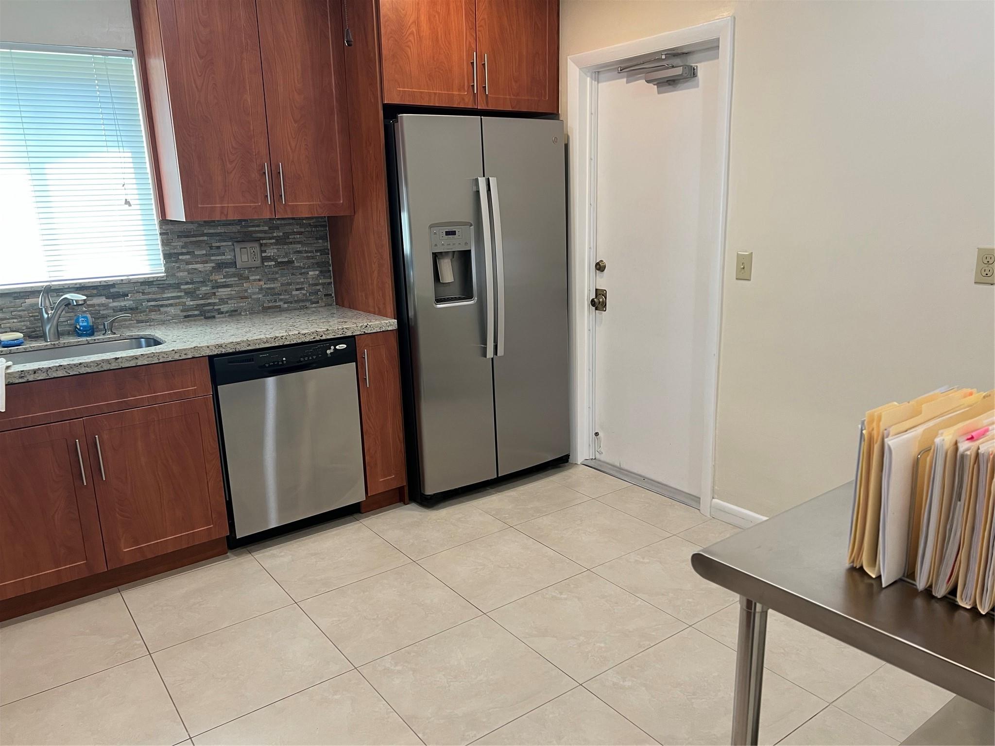 11500 NW 21st St, Pembroke Pines, FL, 33026/$634,900 2 11500 NW 21st St