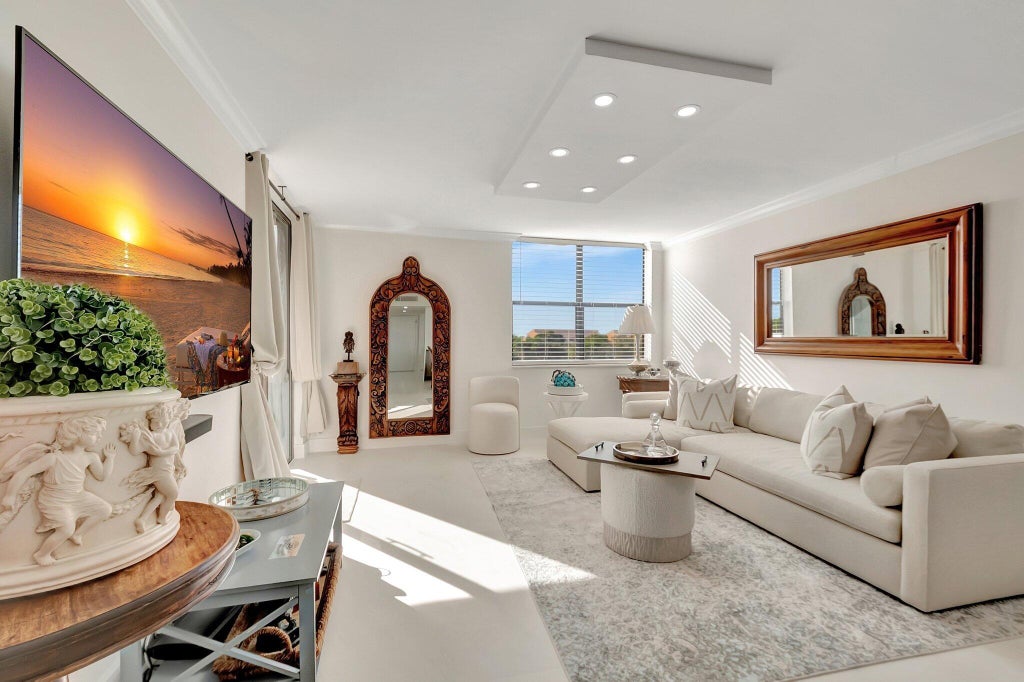 Photo of 600 Egret Circle #7504, Delray Beach, FL 33444 (MLS # B26063053)