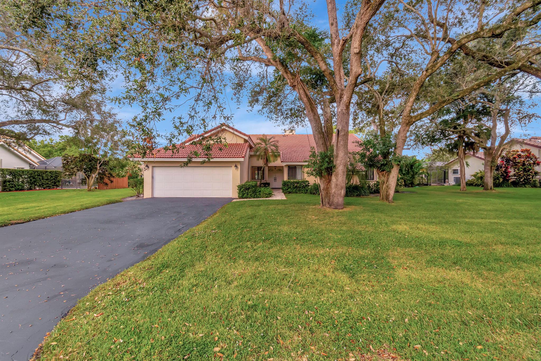 Here's your chance to live in the highly desirable Oakmont neighborhood! This 3-bedroom, 2.5-bath home sits on a large waterfront lot with plenty of room to relax and enjoy the Florida lifestyle. The neighborhood is quiet, with wide, walkable streets and a welcoming feel. Inside, you'll find a cozy living room with a fireplace, a family room just off the kitchen, and plenty of space to make yourself at home. The kitchen is a cook's dream, with Corian countertops, stainless steel appliances, and tons of storage. The primary bedroom has two walk-in closets and a spacious en-suite bath. End your day watching stunning sunsets from the screened porch or patio by the water. Conveniently located near I-95, Whole Foods, shopping, and just minutes from the beach, this home truly has it all.