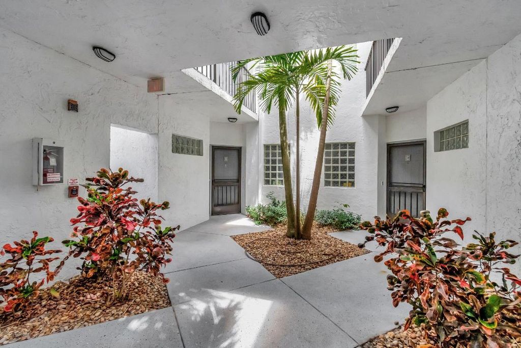 Photo of 5438 Verona Drive #H, Boynton Beach, FL 33437 (MLS # R11087137)