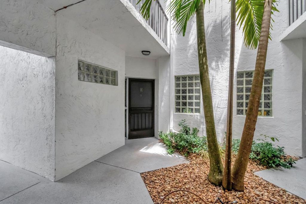 Photo of 5438 Verona Drive #H, Boynton Beach, FL 33437 (MLS # R11087137)