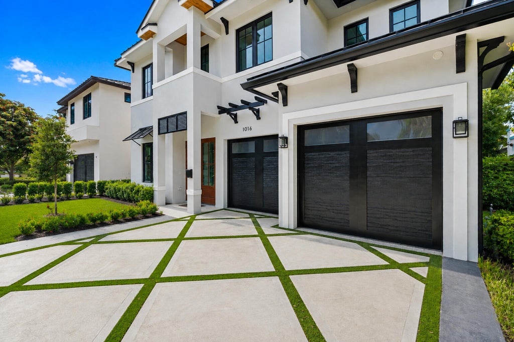 Photo of 1016 SE 8th Street, Fort Lauderdale, FL 33316 (MLS # B26029358)