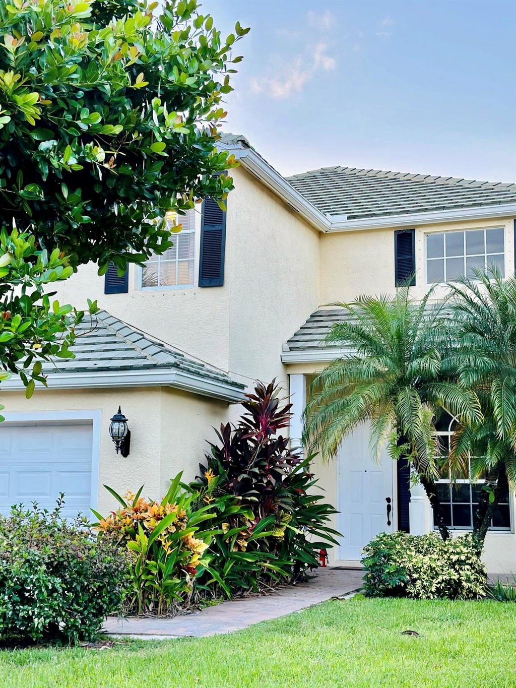 Photo of 121 Canterbury Place, Royal Palm Beach, FL 33414 (MLS # R10918001)