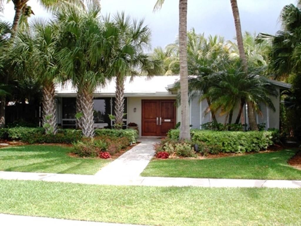 Photo of 747 N NORTHLAKE DR, Hollywood, FL 33019 (MLS # F10311329)