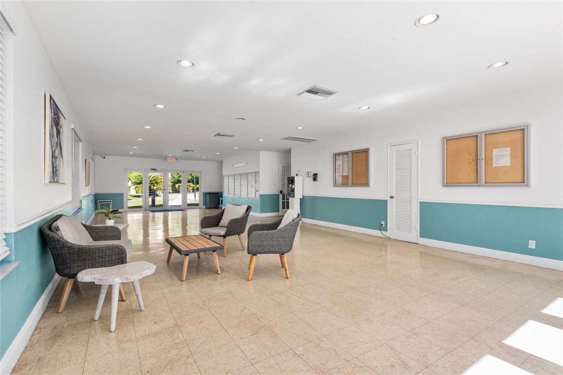 Lighthouse Point Plaza - Residential