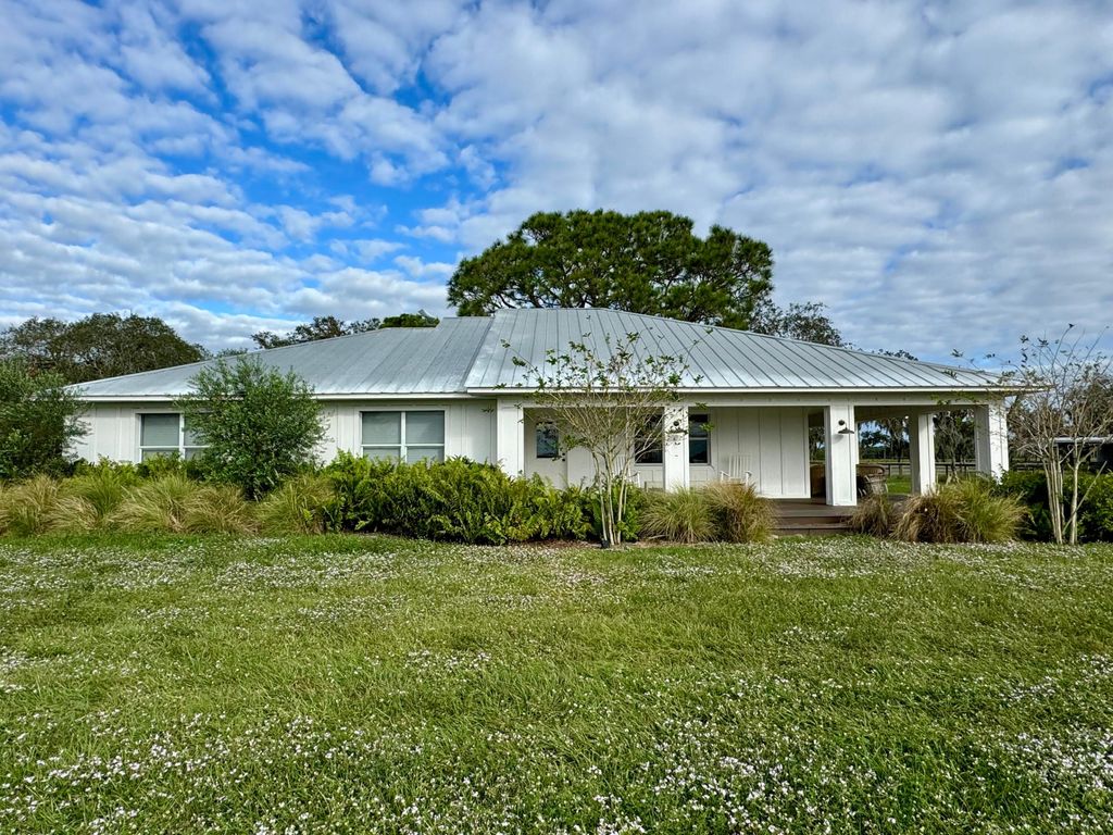 Photo of 14151 E Center Street, Okeechobee, FL 34974 (MLS # B26010291)
