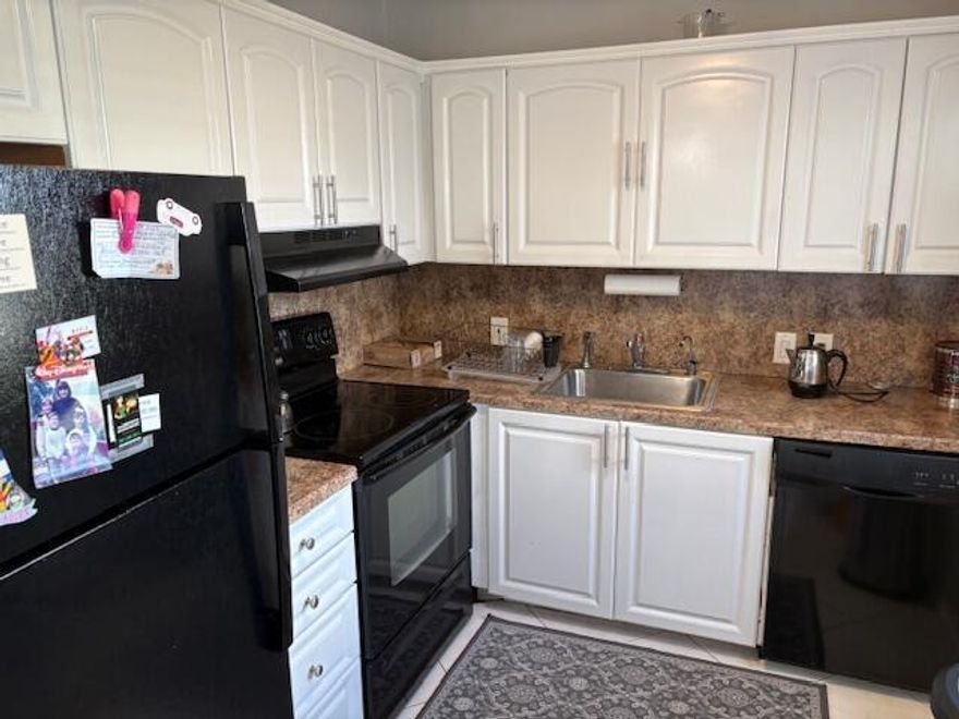 2ND FLOOR. CORNER UNIT. UPDATED KITCHEN WITH  STAINLESS APPLIANCES. SCREENED PATIO.  NEWER BATHROOMS WITH STALL SHOWER. CLUBHOUSE AMENITIES INCLUDE INTERNET, AND WIFI.  FITNESS CENTER, INDOOR POOL , LIVE SHOWS,  MOVIES AND FREE BUSES.  CLOSE TO SHOPPING AND RESTAURANTS.
